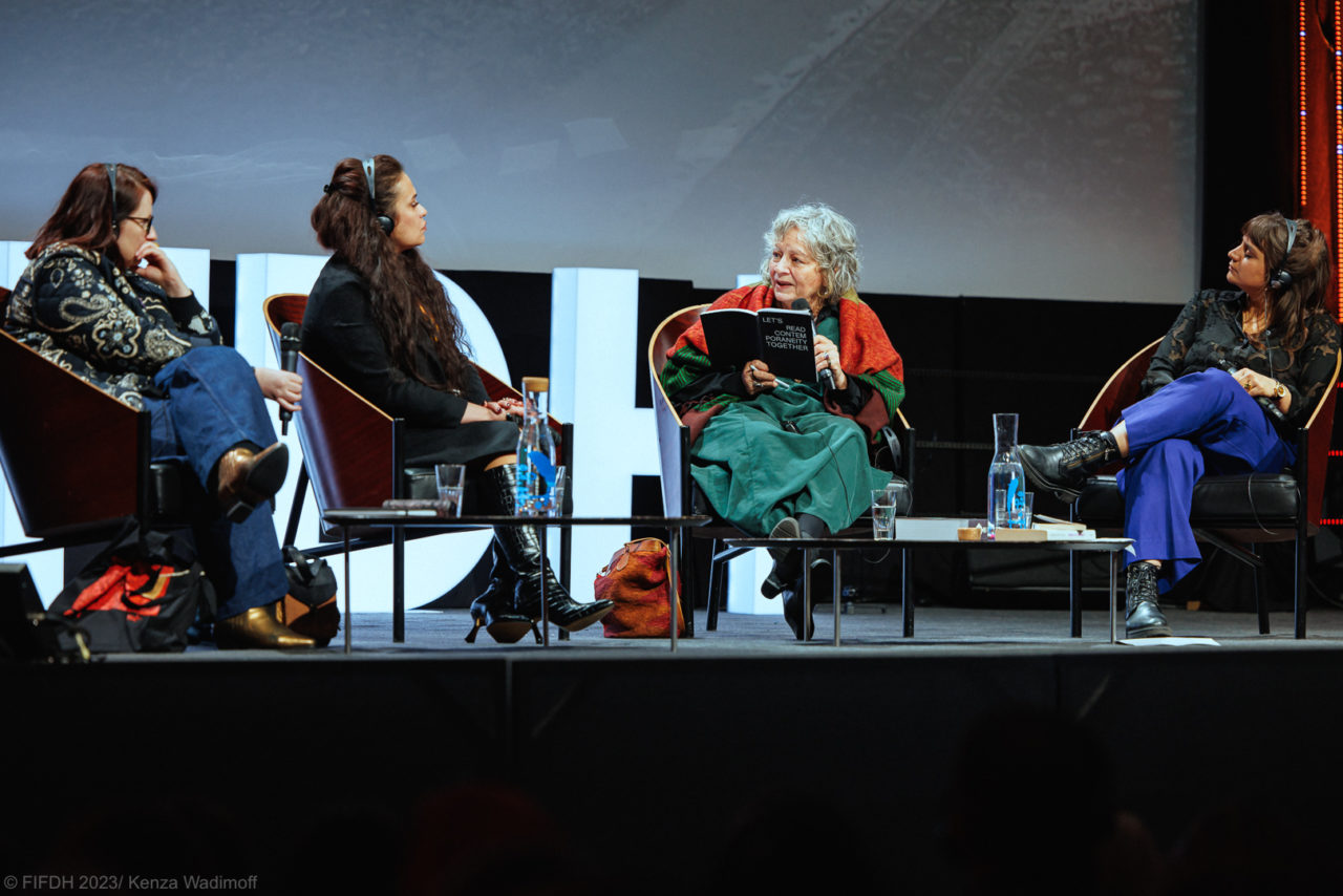 Quatre femmes sont sur la scène sur FIFDH pour le débat "Féminicides : Pourquoi des hommes tuent ?"