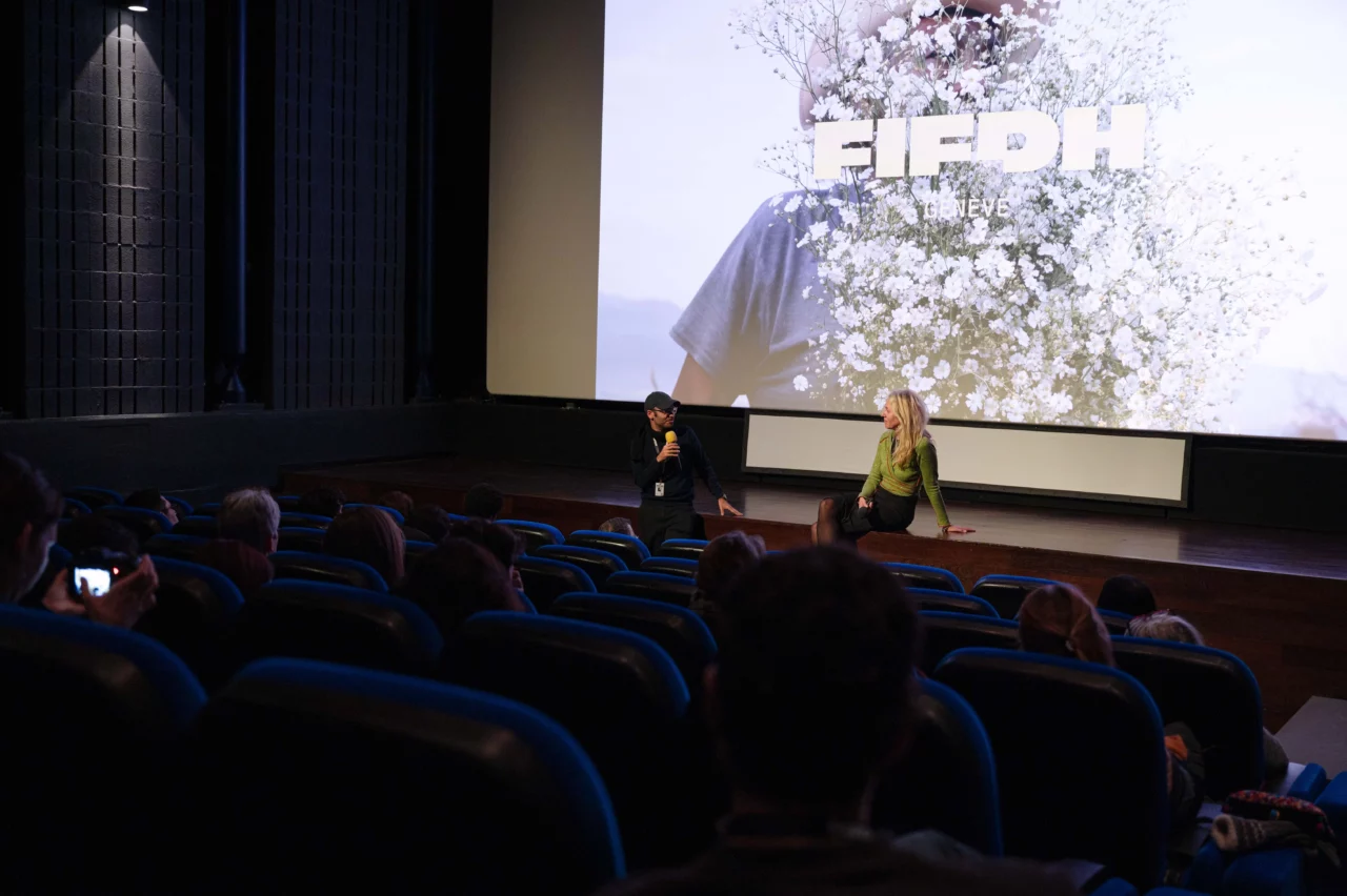 L'un des réalisateurs du film AU PAYS DE NOS FRERES qui répond aux questions du public.