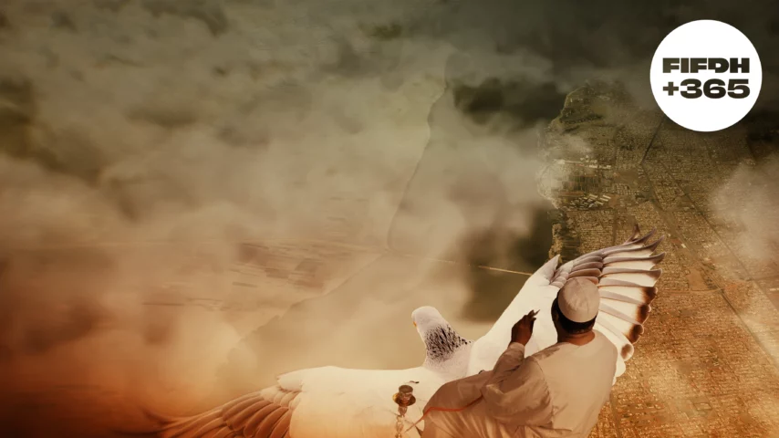 Un homme en robe blanche est assis sur le dos d'un oiseau blanc, il se trouve au-dessus des nuages, une ville apparait en-dessous.