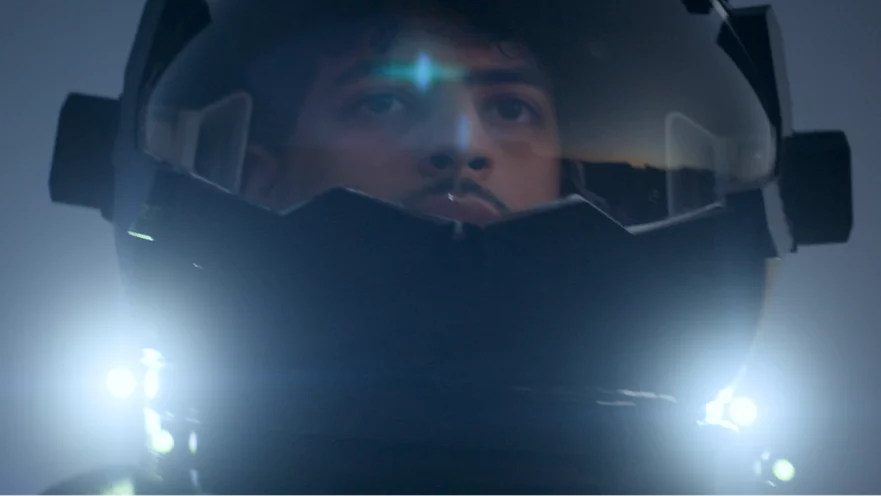 Un homme avec un casque lumineux sur la tête.